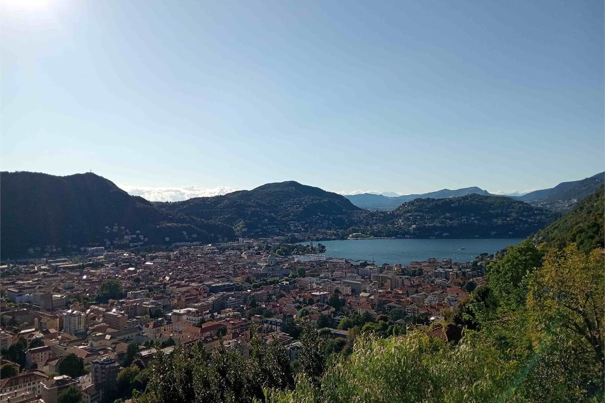 Como, loc.tà Garzola: villa panoramica e soleggiata. Vista lago e città