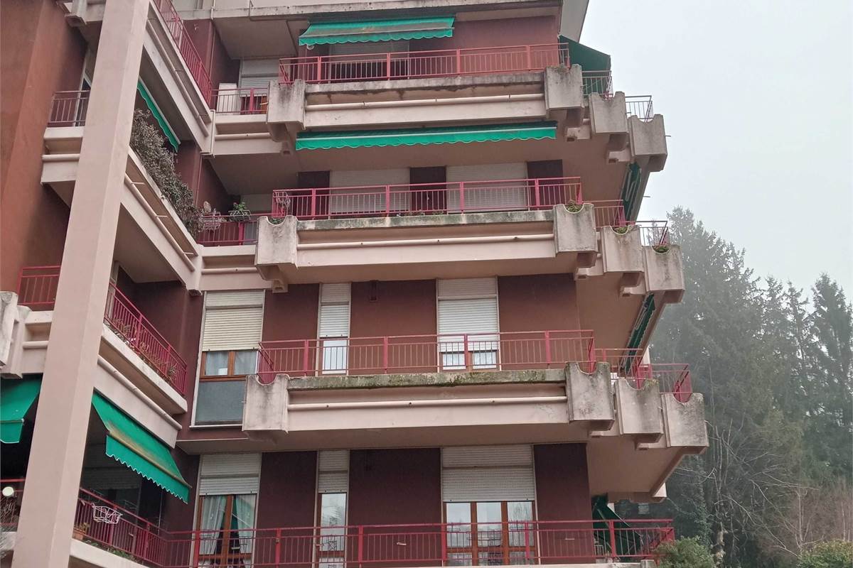 Brunate: in condominio ampio monolocale arredato
