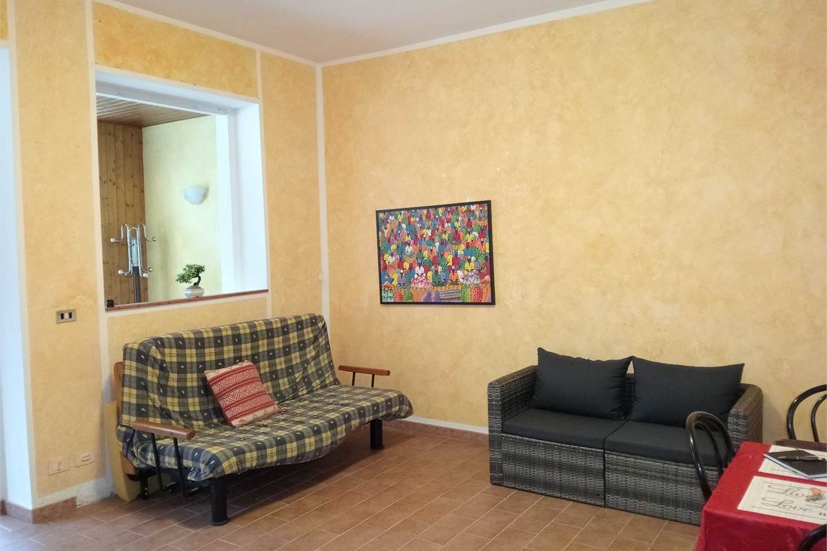 Brunate: in condominio ampio monolocale arredato