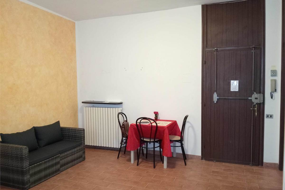 Brunate: in condominio ampio monolocale arredato