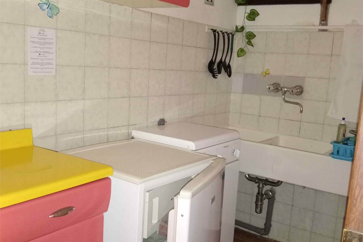Brunate: in condominio ampio monolocale arredato
