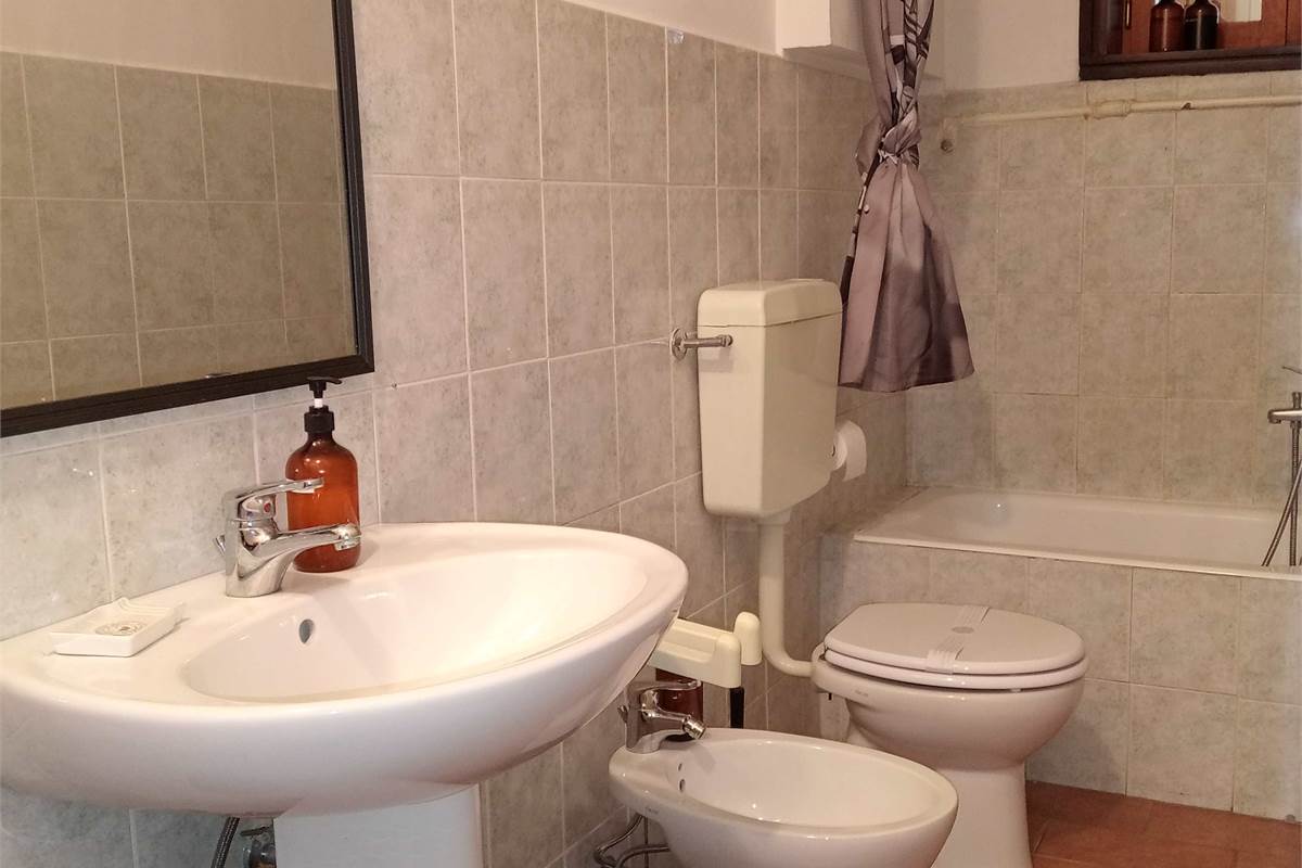 Brunate: in condominio ampio monolocale arredato
