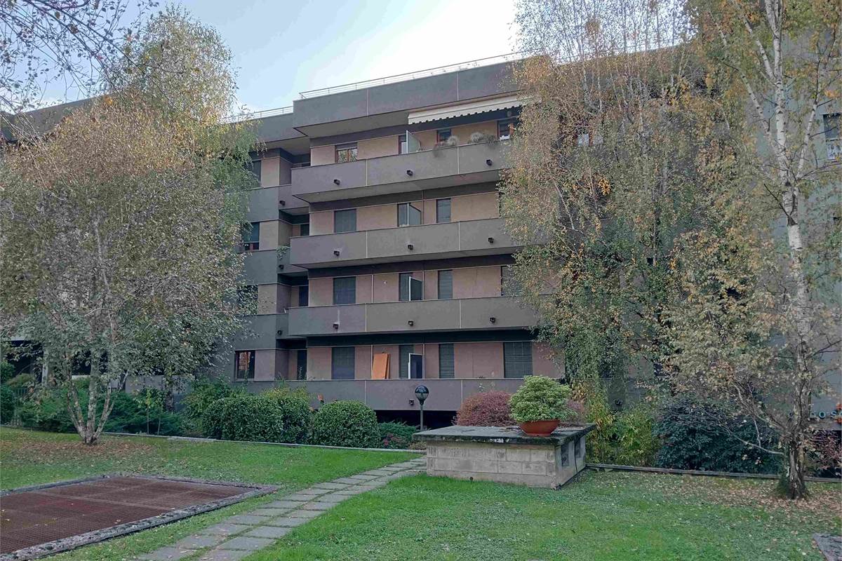 Como, complesso Como Sole: monolocale con balcone e box