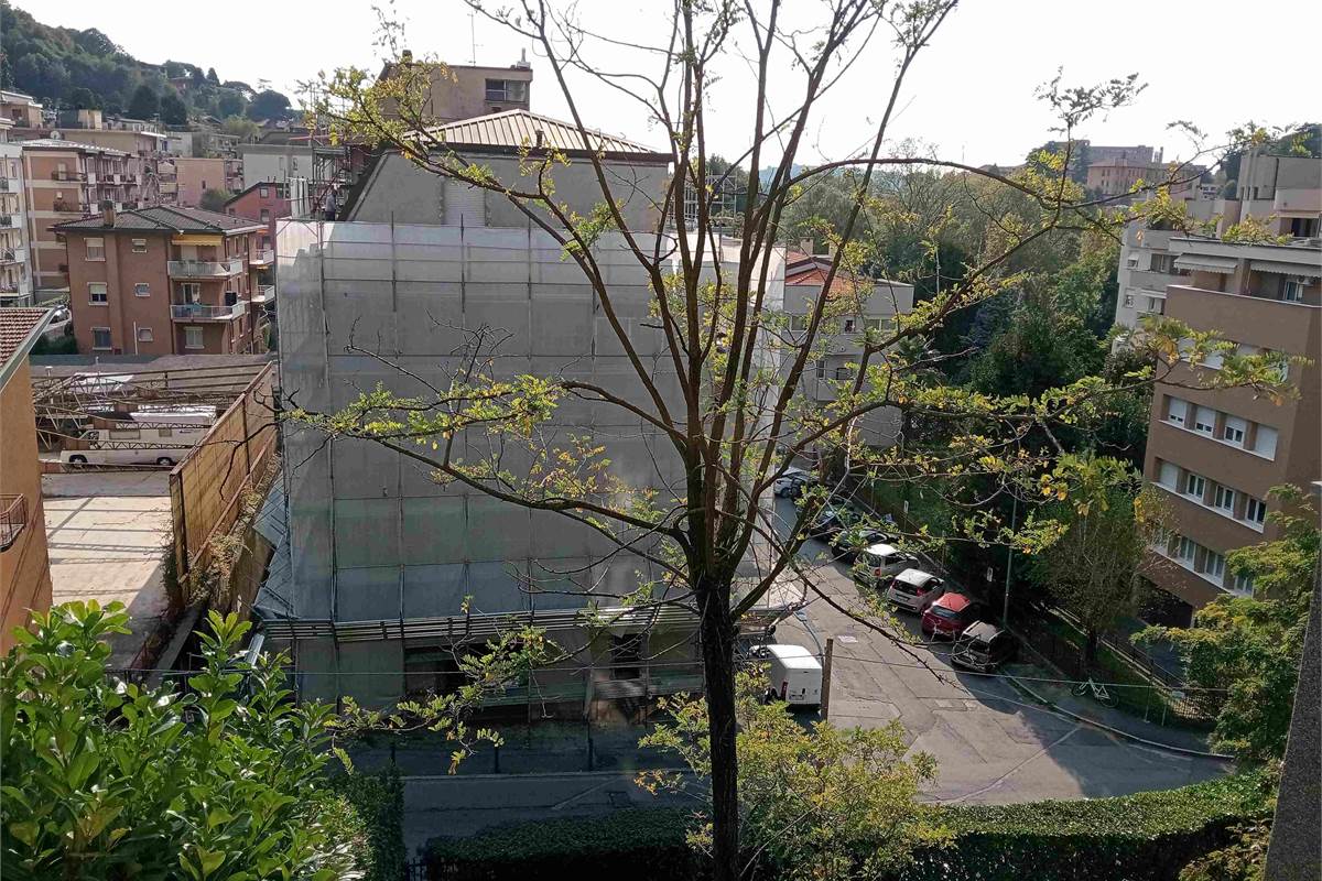 Como, complesso Como Sole: monolocale con balcone e box