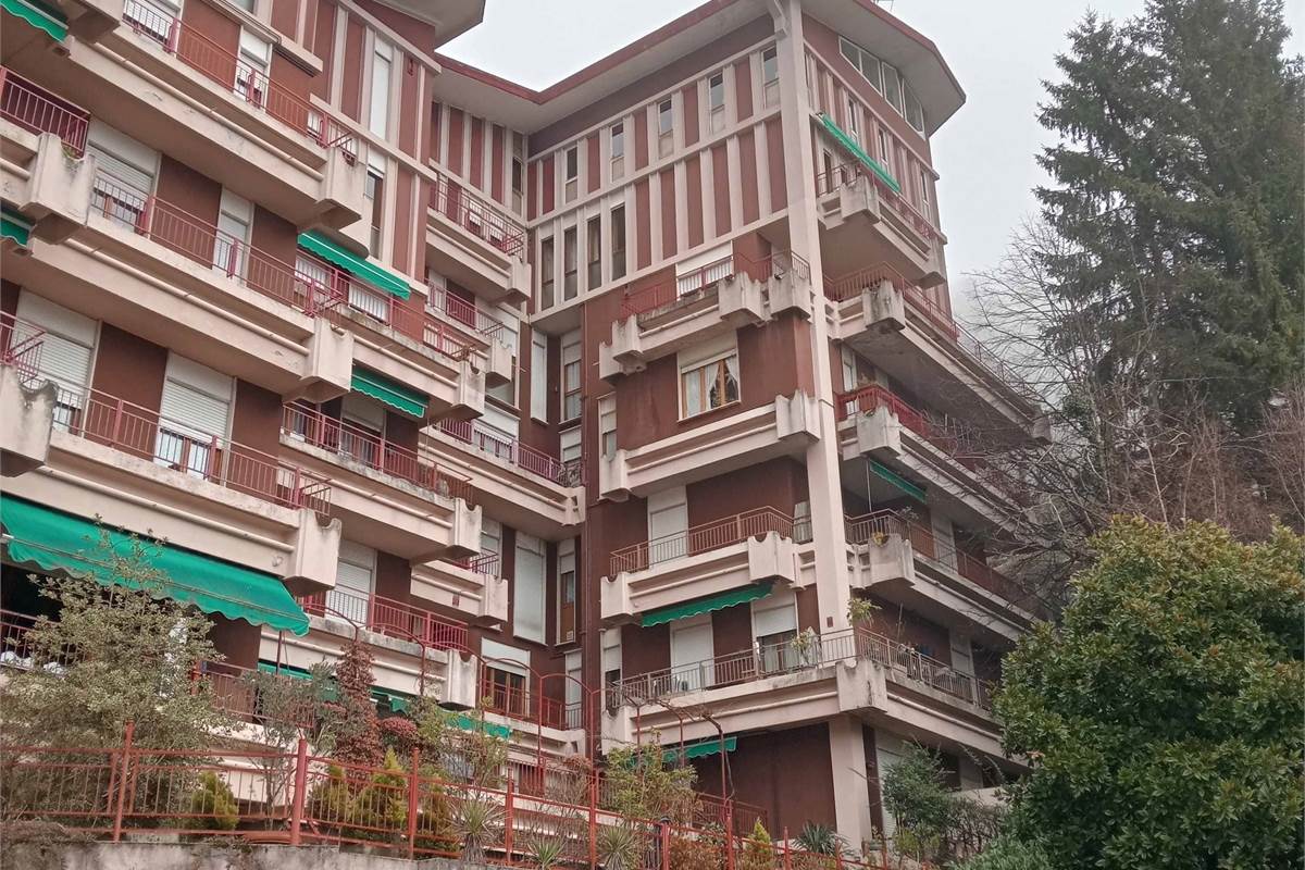 Brunate: in condominio monolocale con studio. Arredato