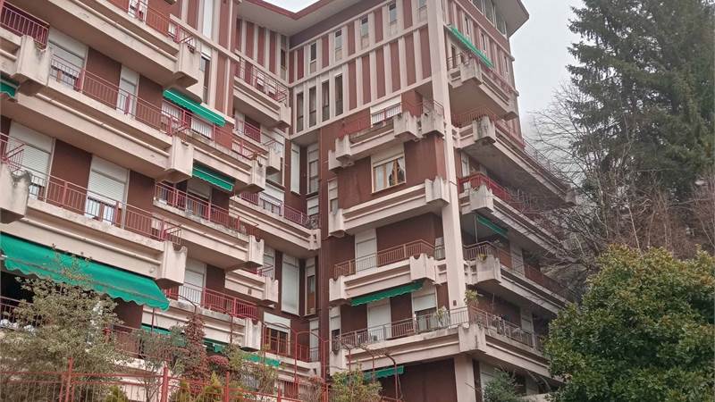 Brunate: in condominio monolocale con studio. Arredato