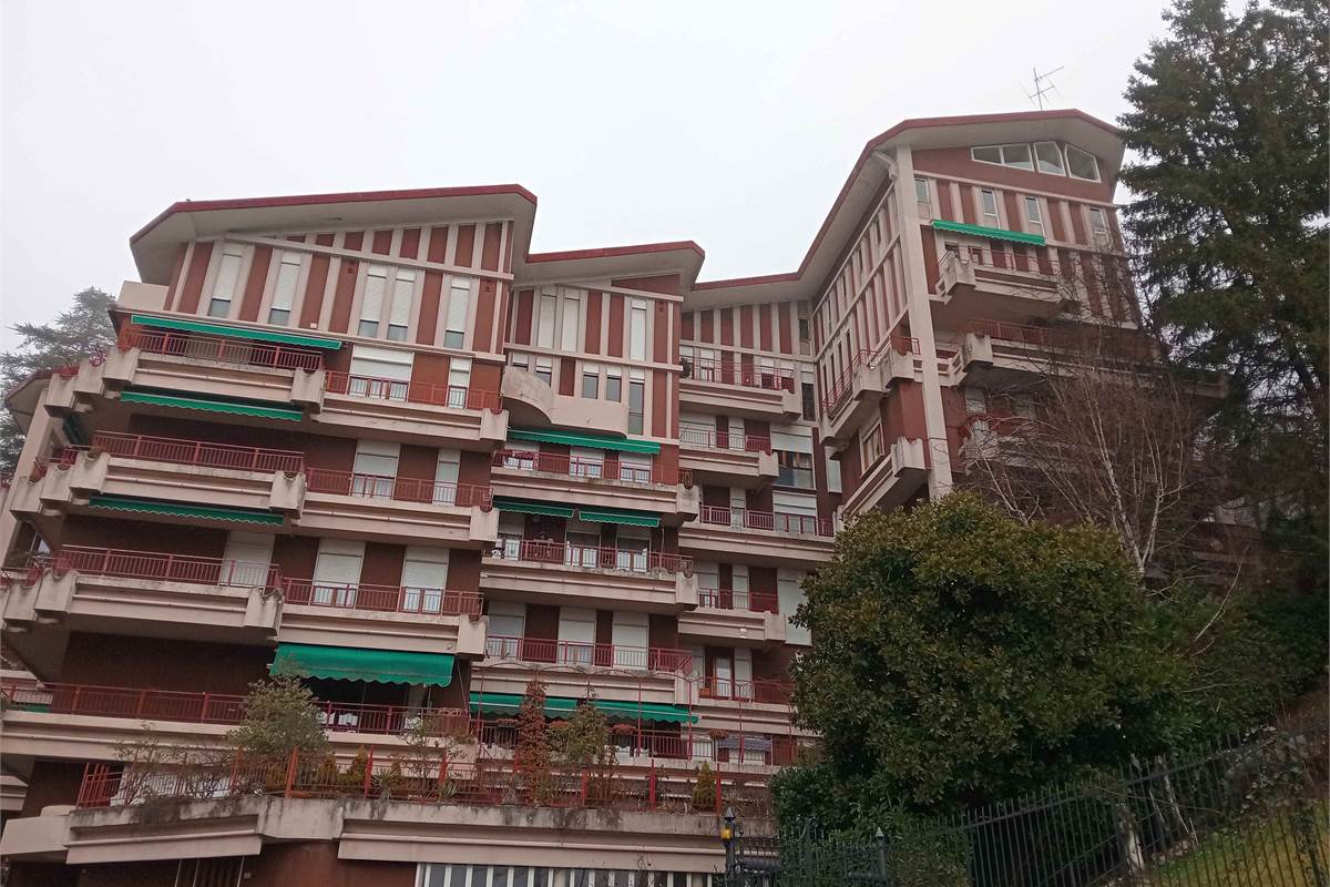 Brunate: in condominio monolocale con studio. Arredato