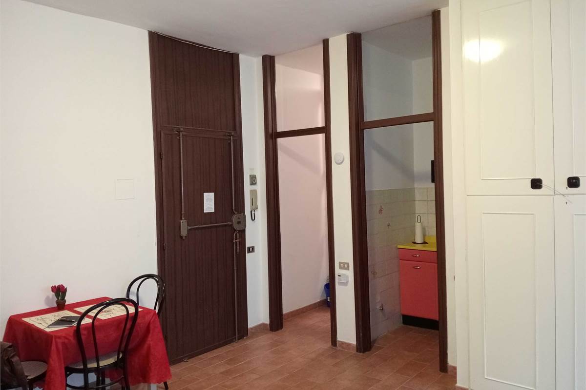 Brunate: in condominio monolocale con studio. Arredato