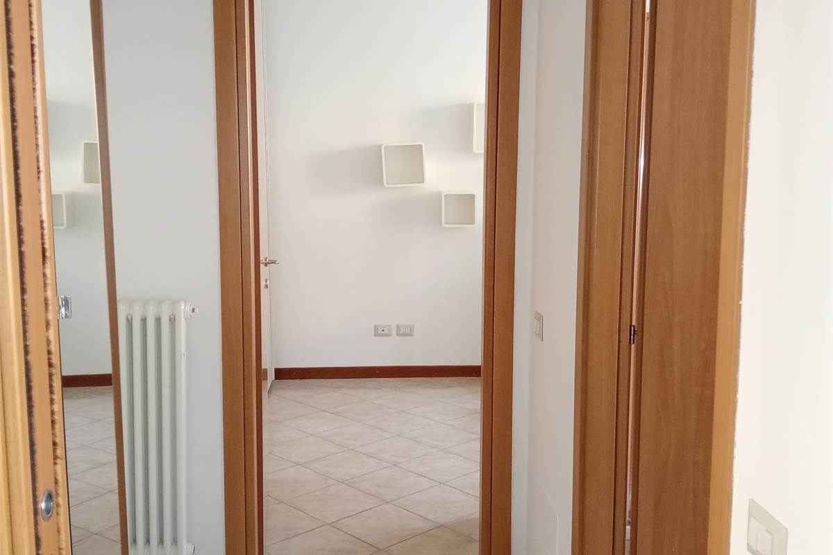 Colverde, Parè: signorile bilocale completamente arredato