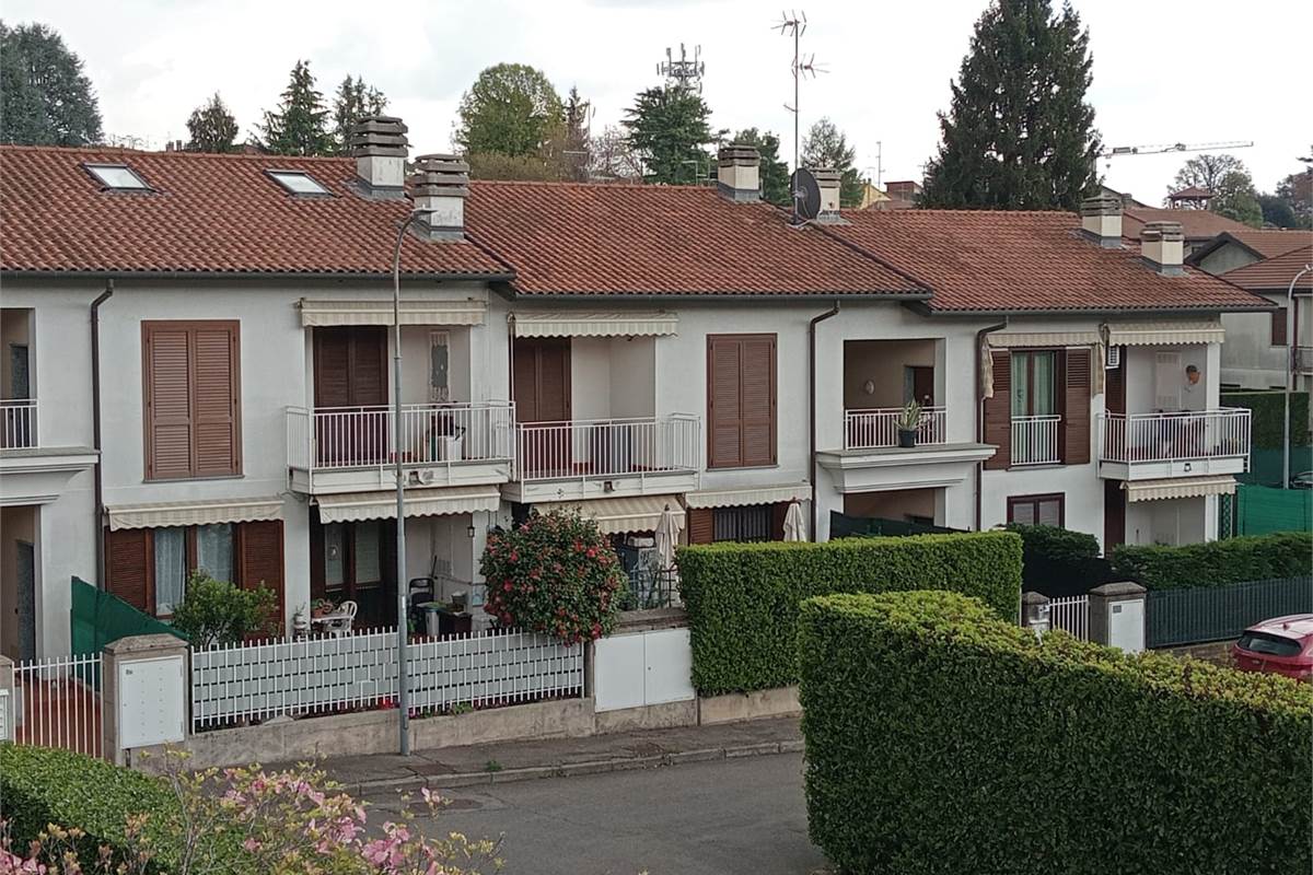 Appiano Gentile: in piccola palazzina, trilocale finemente arredato