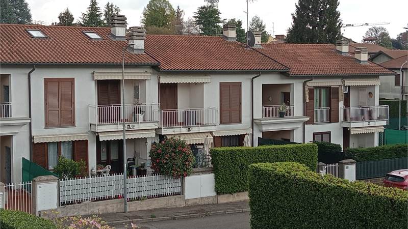 Appiano Gentile: in piccola palazzina, trilocale finemente arredato