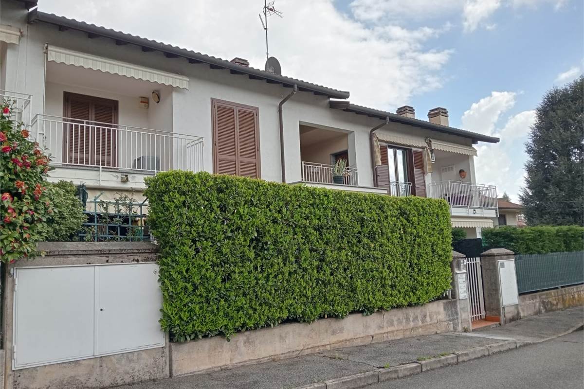Appiano Gentile: in piccola palazzina, trilocale finemente arredato