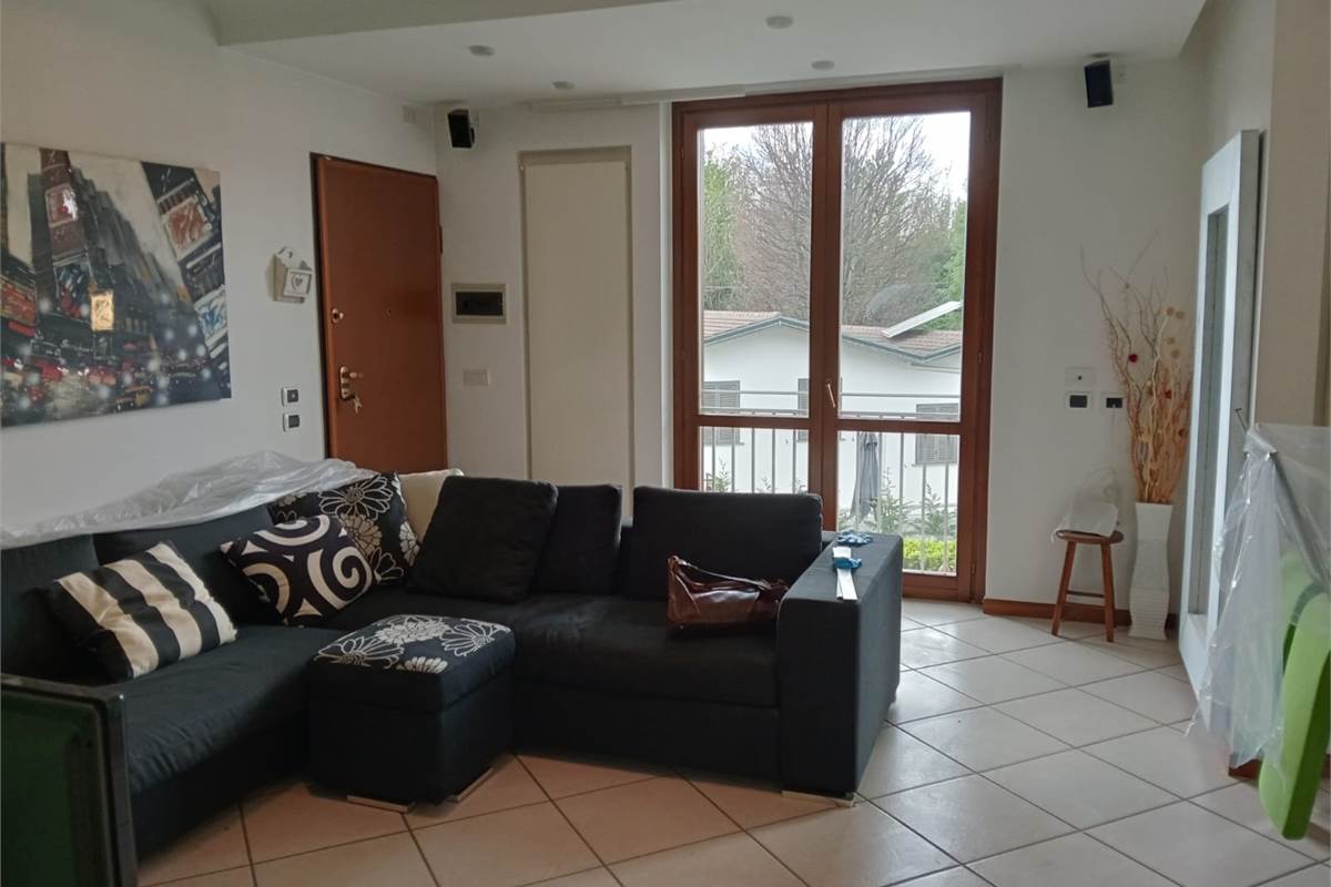 Appiano Gentile: in piccola palazzina, trilocale finemente arredato