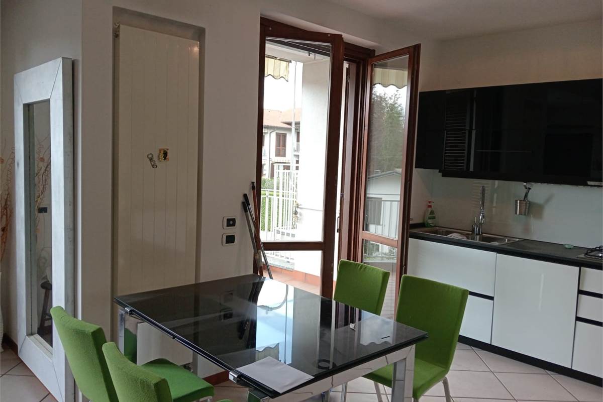 Appiano Gentile: in piccola palazzina, trilocale finemente arredato