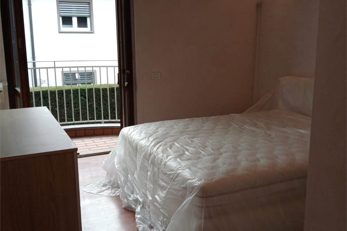 Appiano Gentile: in piccola palazzina, trilocale finemente arredato