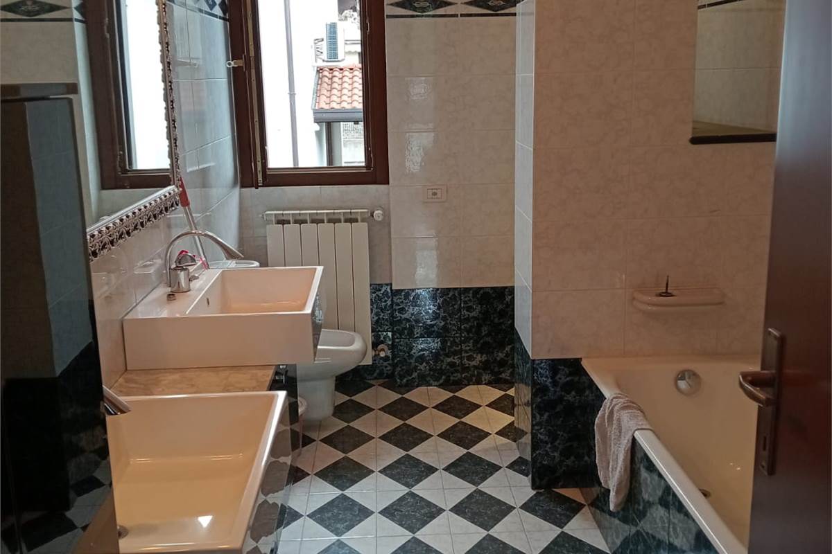 Appiano Gentile: in piccola palazzina, trilocale finemente arredato