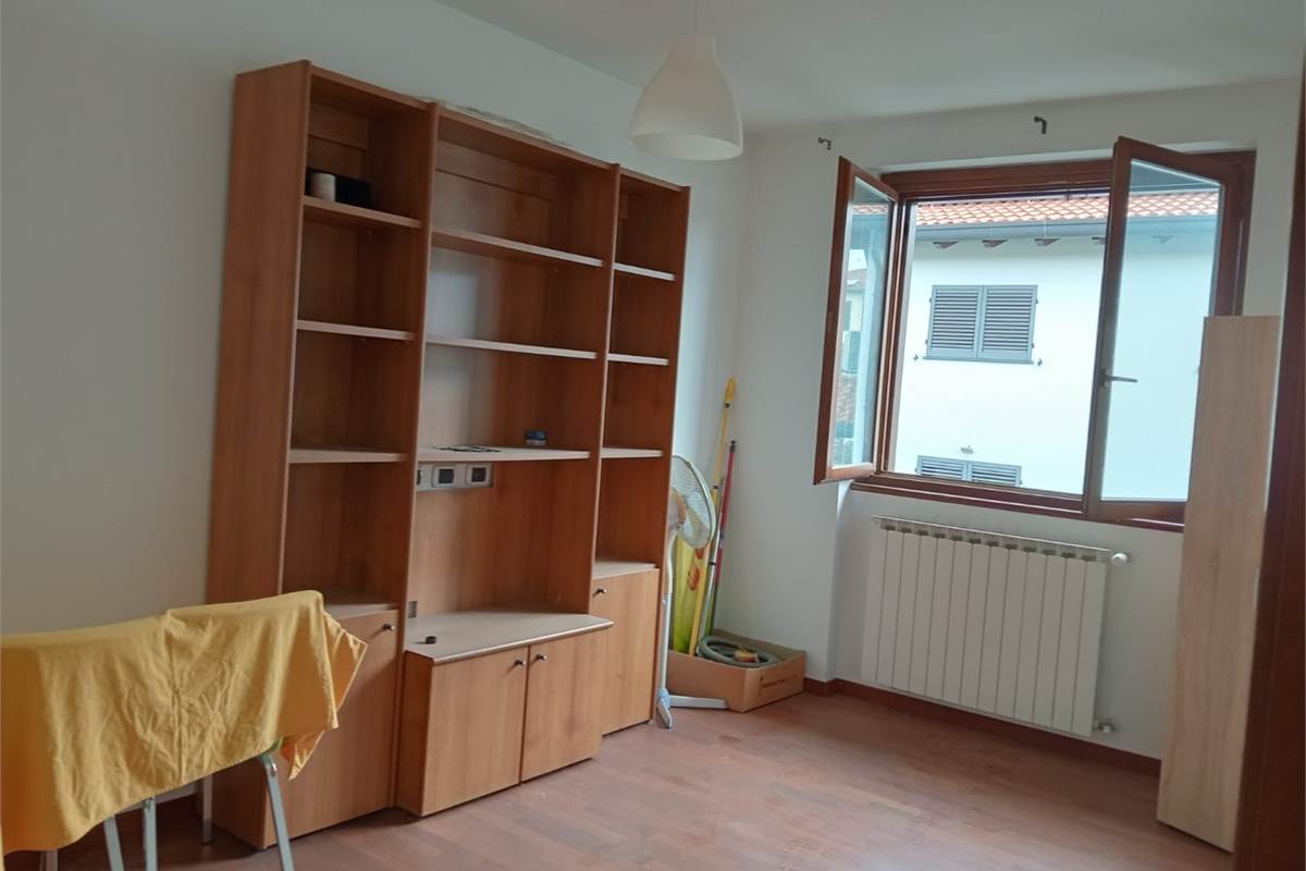 Appiano Gentile: in piccola palazzina, trilocale finemente arredato