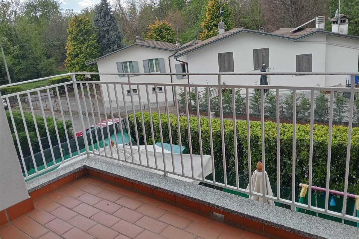 Appiano Gentile: in piccola palazzina, trilocale finemente arredato