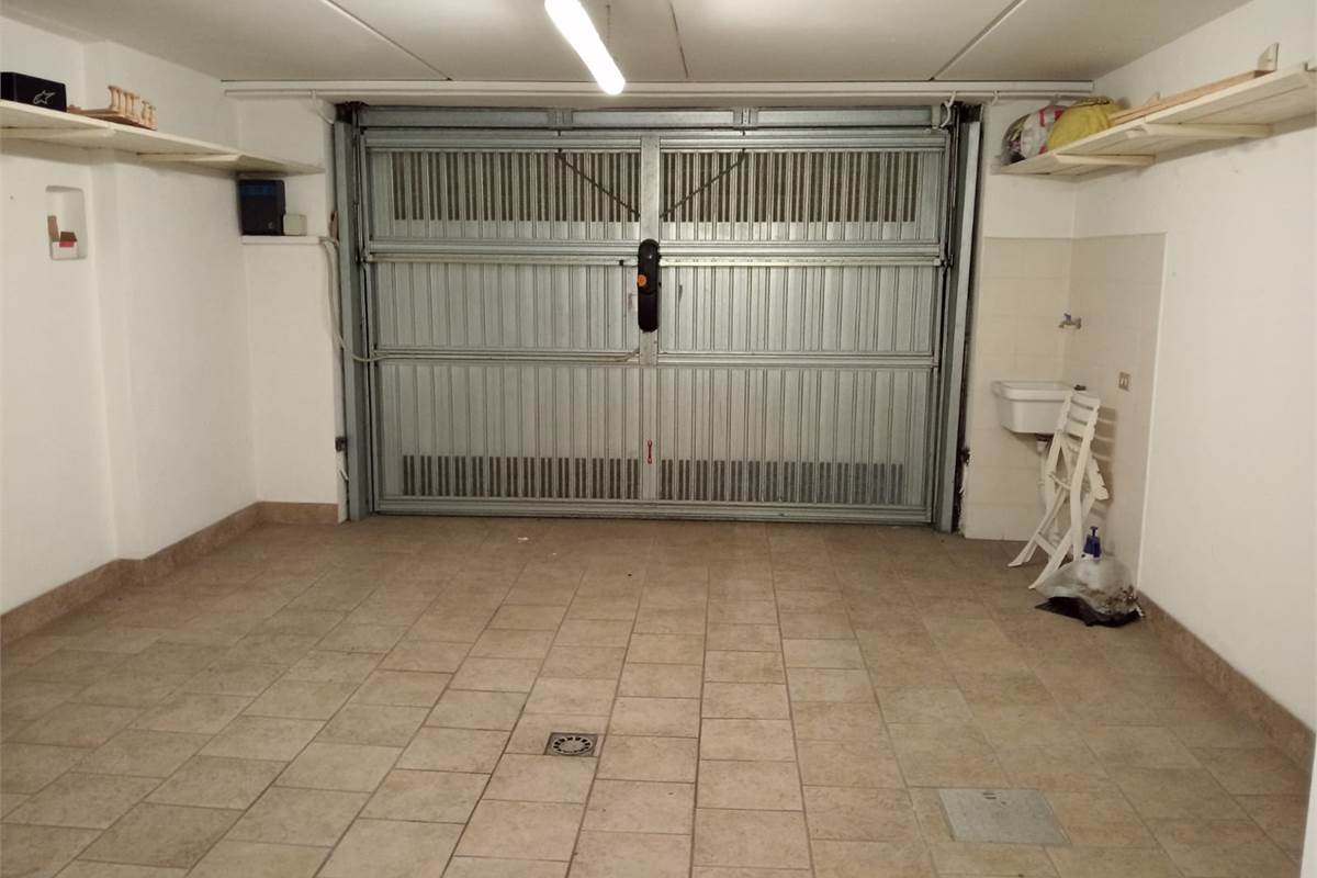 Appiano Gentile: in piccola palazzina, trilocale finemente arredato