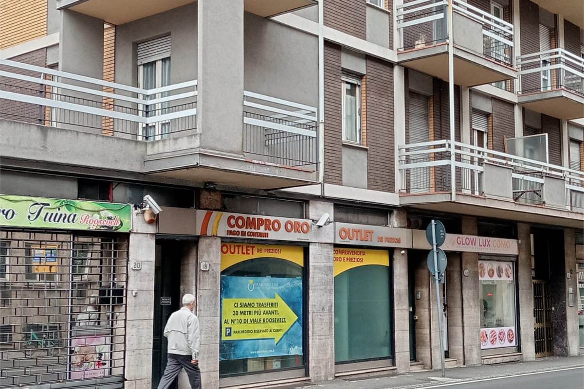 Como, viale Roosevelt: negozio alta visibilità, 2 vetrine
