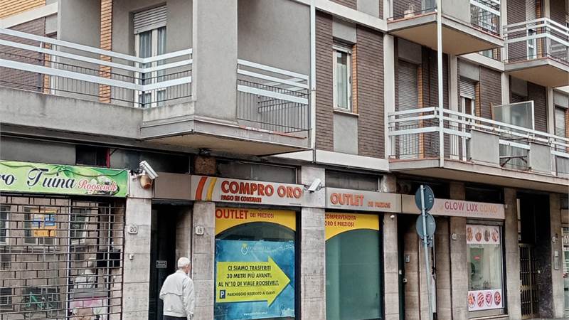 Como, viale Roosevelt: negozio alta visibilità, 2 vetrine