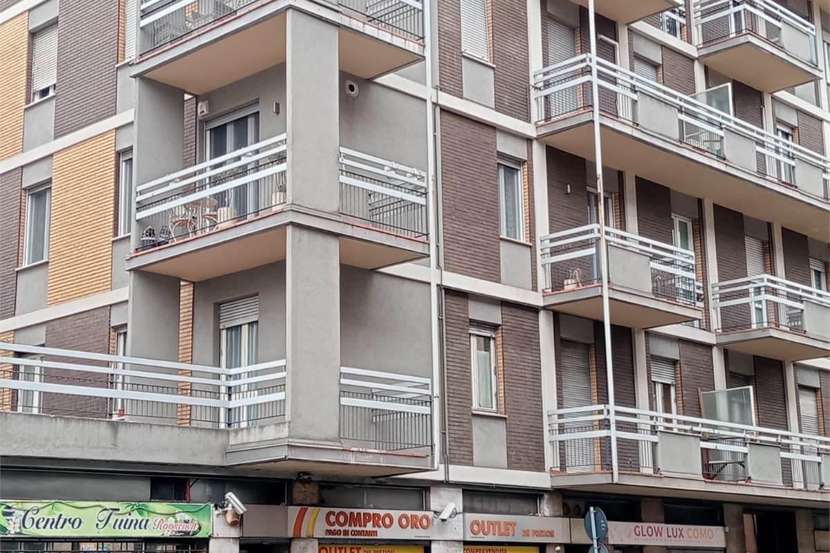 Como, viale Roosevelt: negozio alta visibilità, 2 vetrine