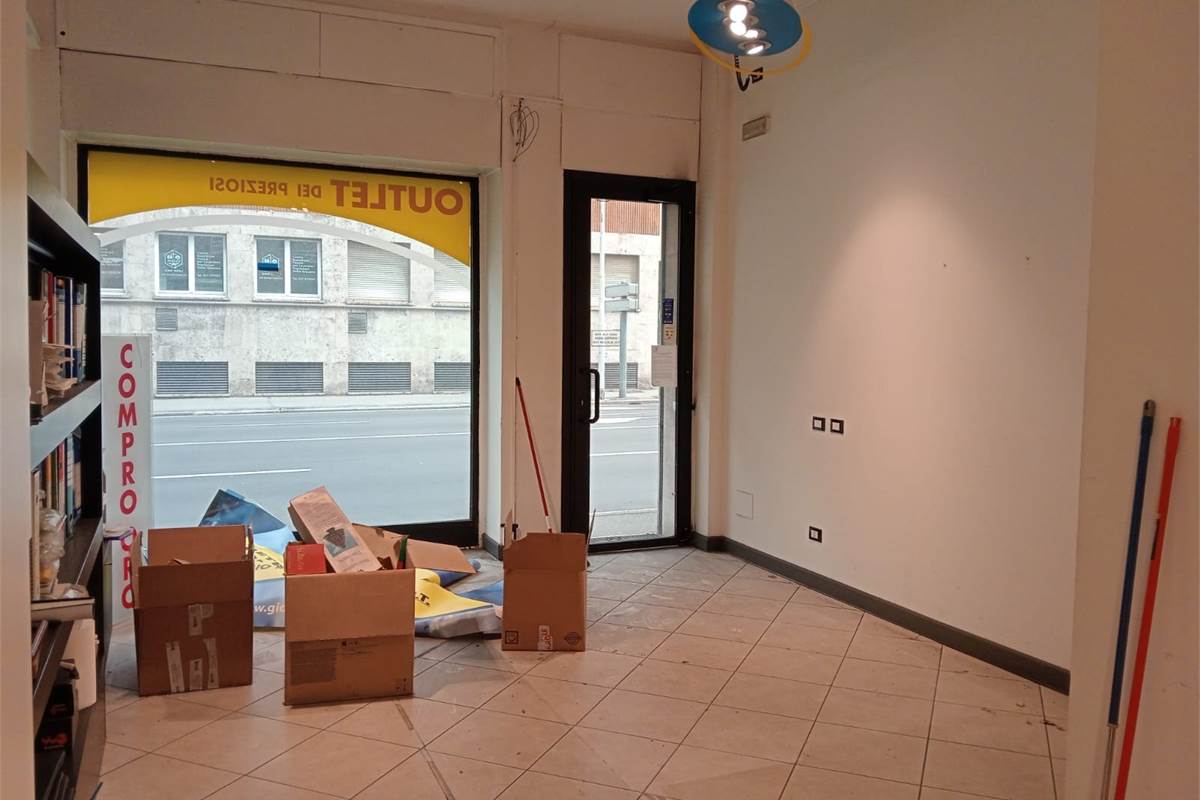 Como, viale Roosevelt: negozio alta visibilità, 2 vetrine