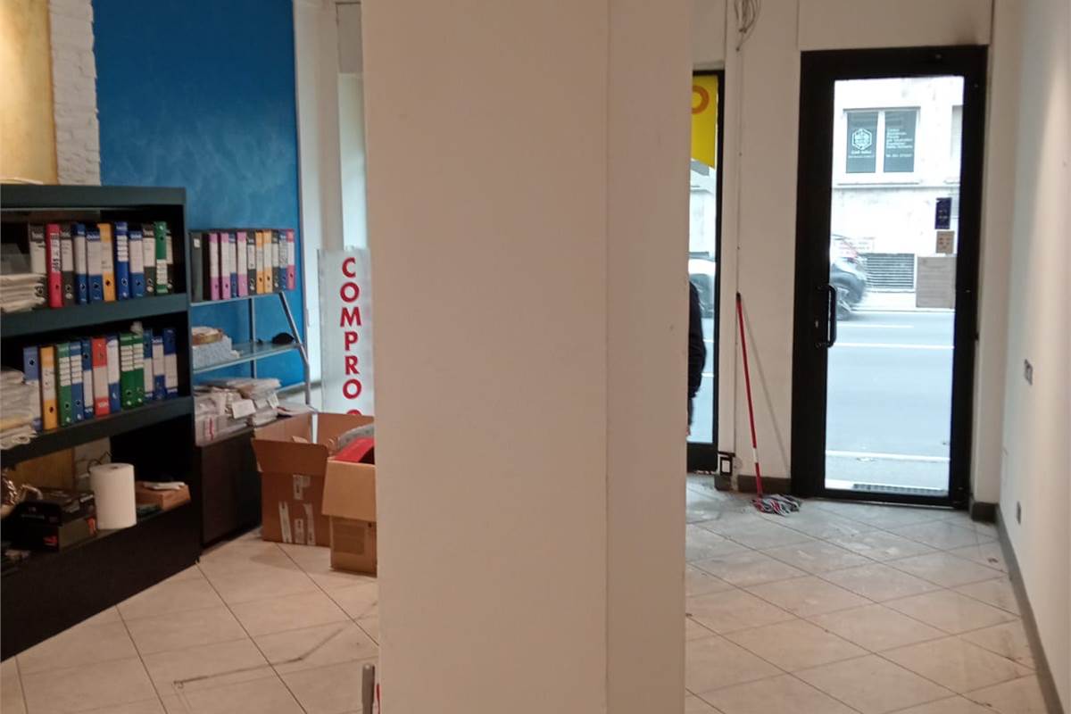 Como, viale Roosevelt: negozio alta visibilità, 2 vetrine