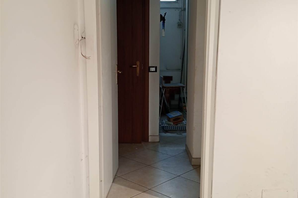 Como, viale Roosevelt: negozio alta visibilità, 2 vetrine