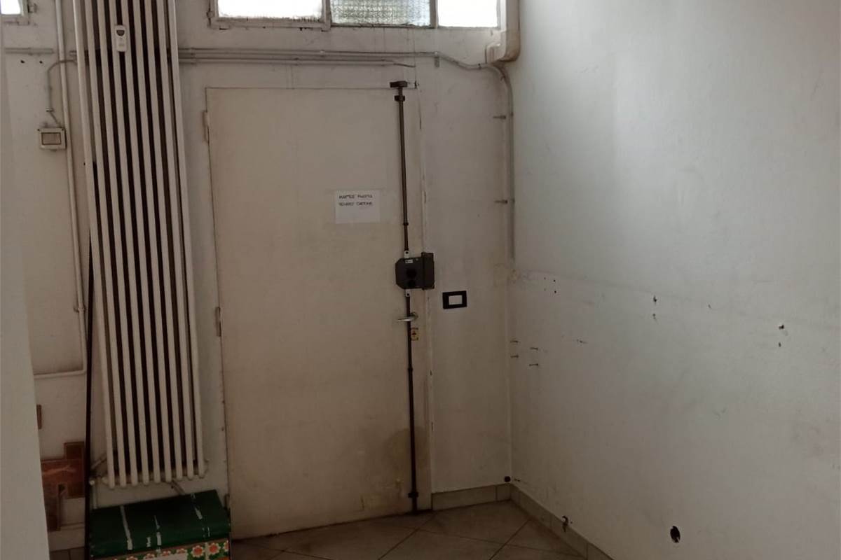 Como, viale Roosevelt: negozio alta visibilità, 2 vetrine