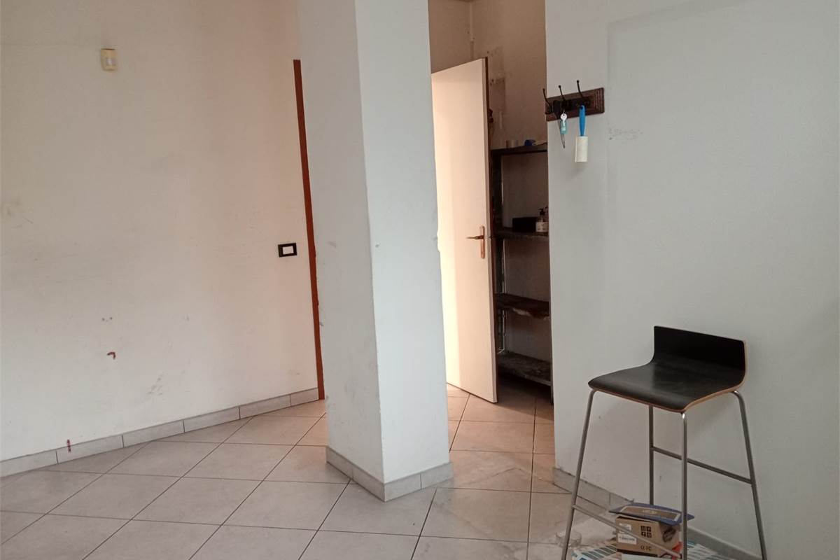 Como, viale Roosevelt: negozio alta visibilità, 2 vetrine