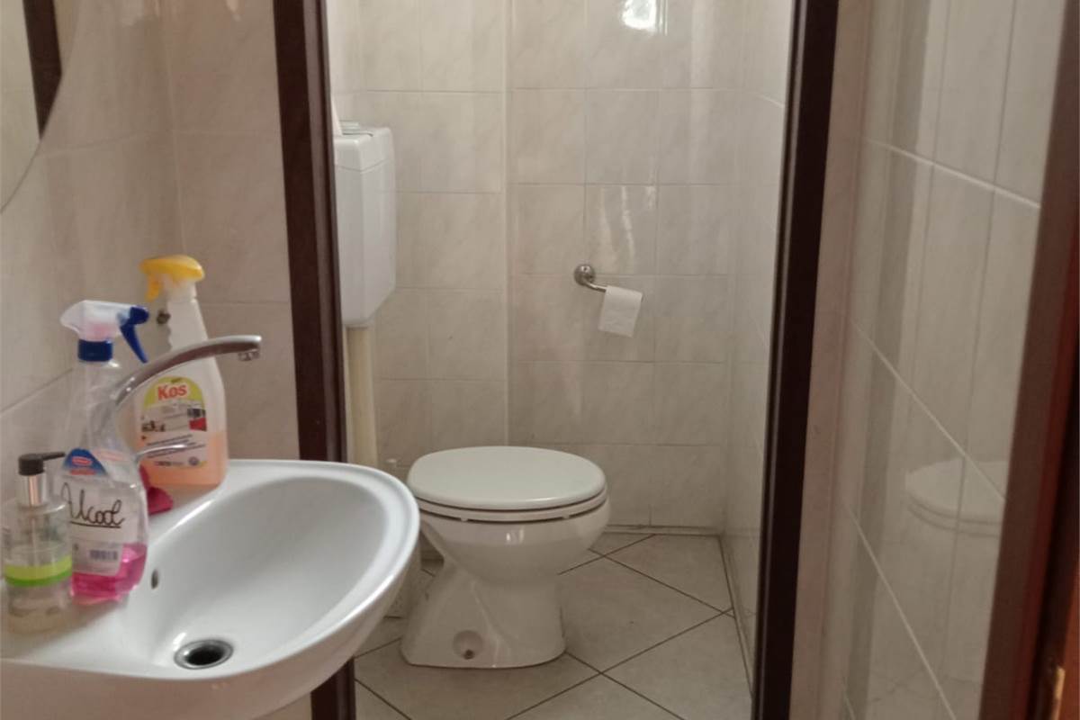 Como, viale Roosevelt: negozio alta visibilità, 2 vetrine