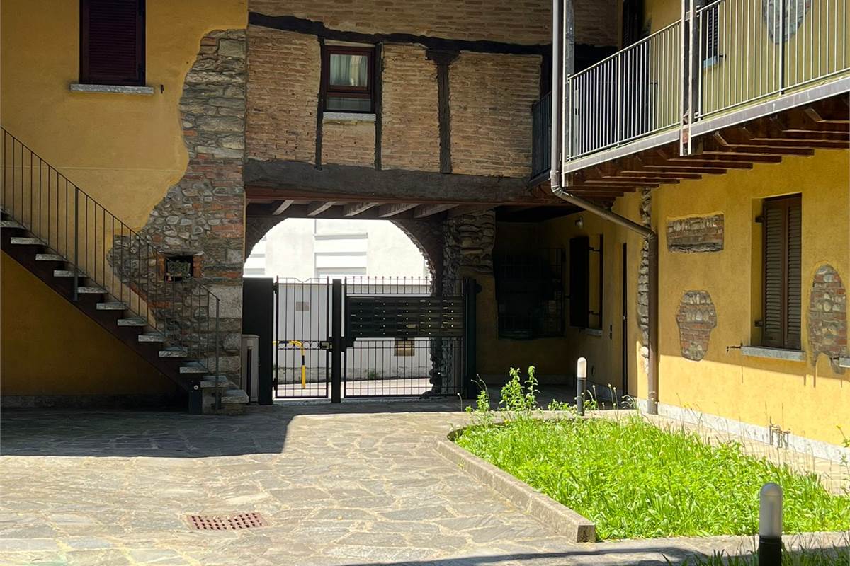 Bilocale con box in affitto