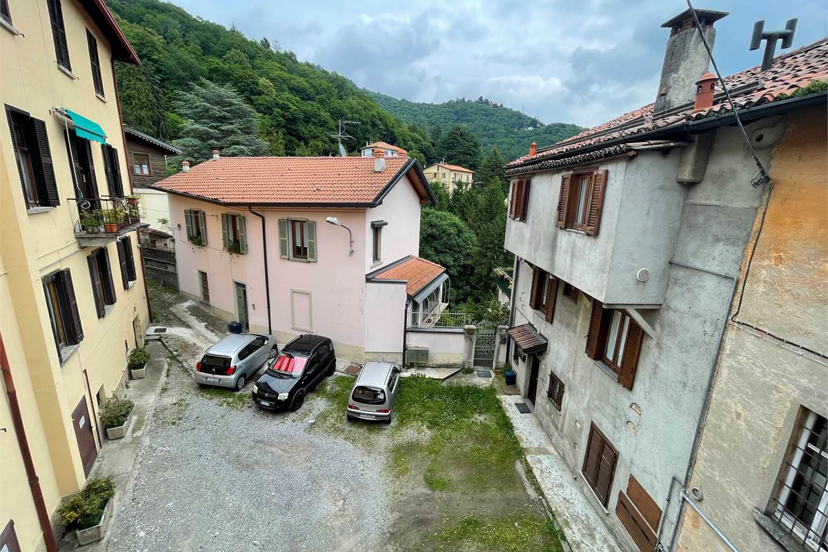 Brunate, appartamento in corte 