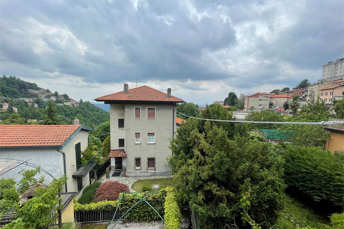 Brunate, appartamento in corte 