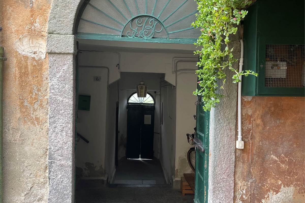 Brunate, appartamento in corte 