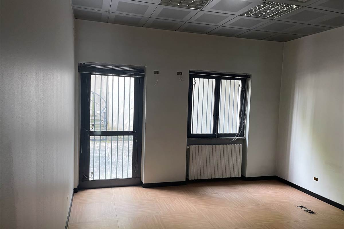 Fino Mornasco - negozio con vetrine blindate