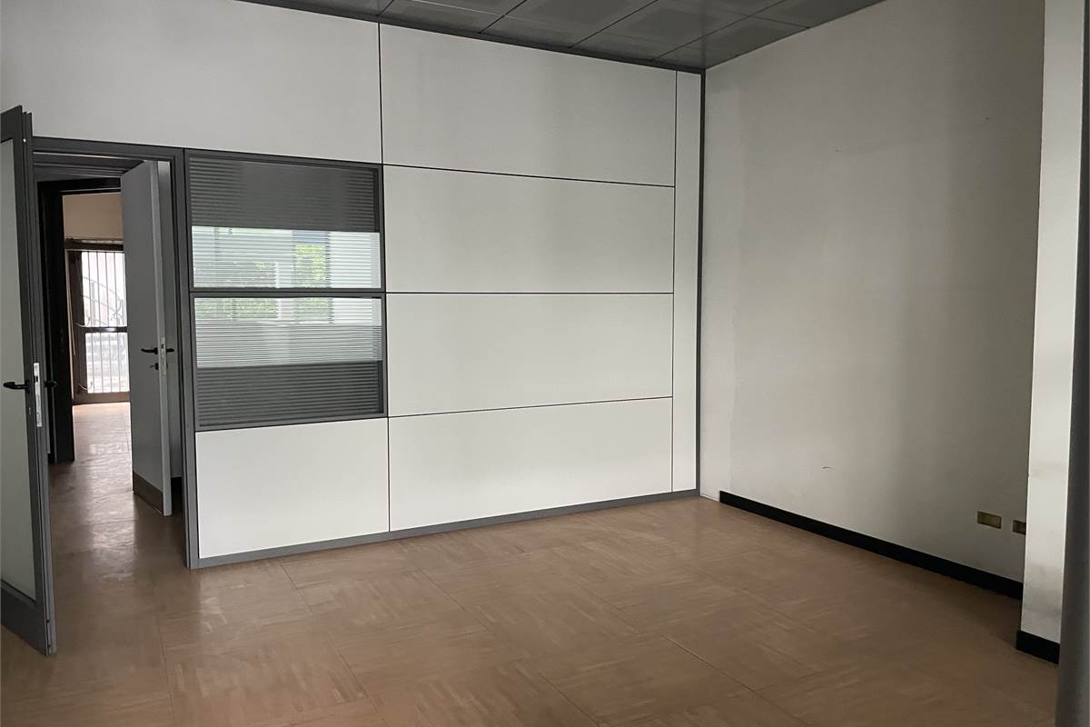 Fino Mornasco - negozio con vetrine blindate