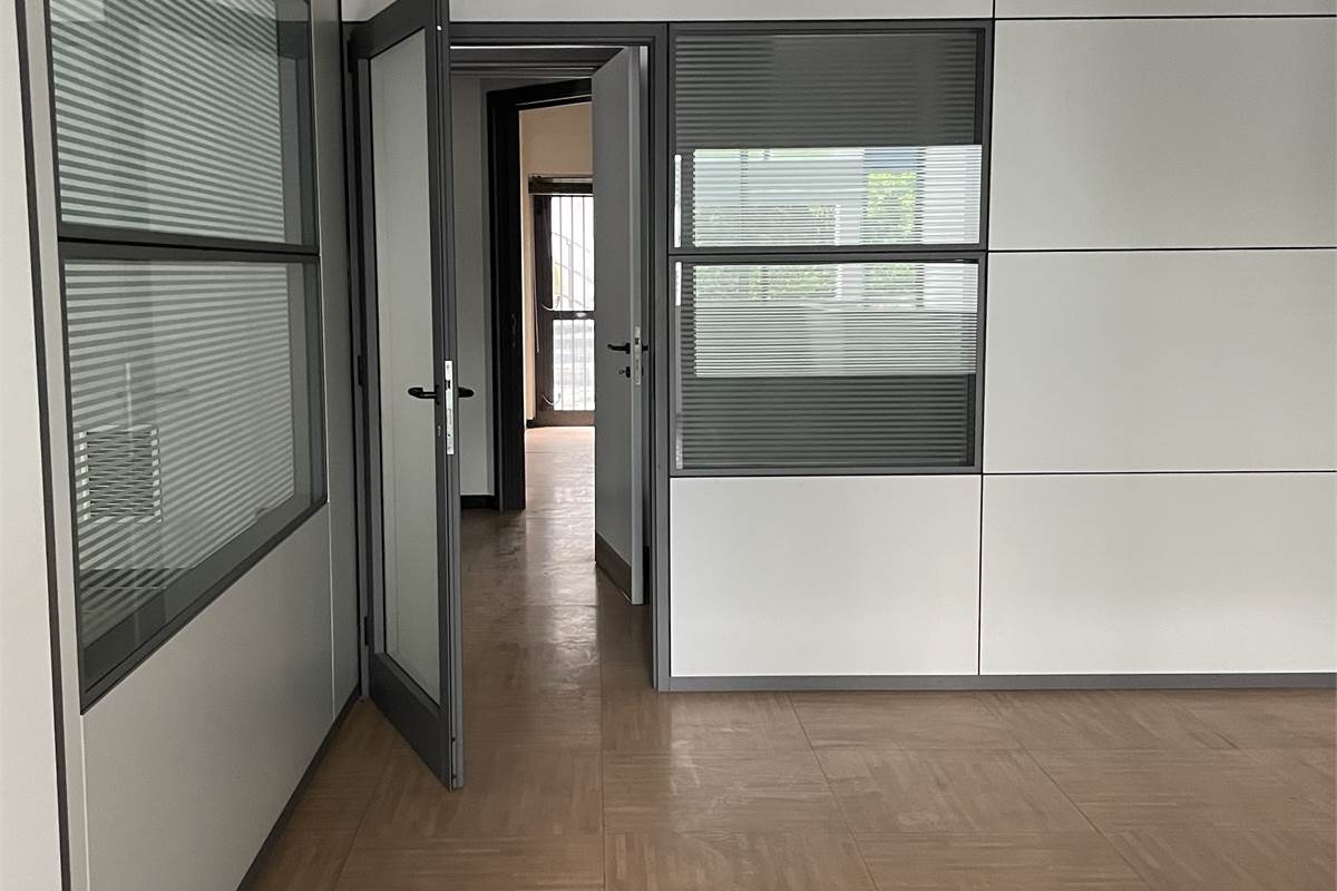Fino Mornasco - negozio con vetrine blindate