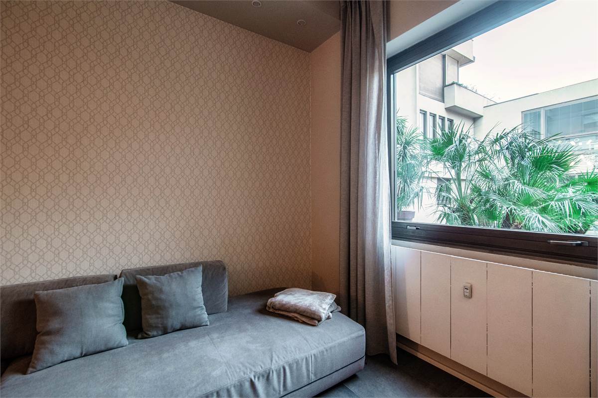 Elegante trilocale finemente ristrutturato ed arredato. 