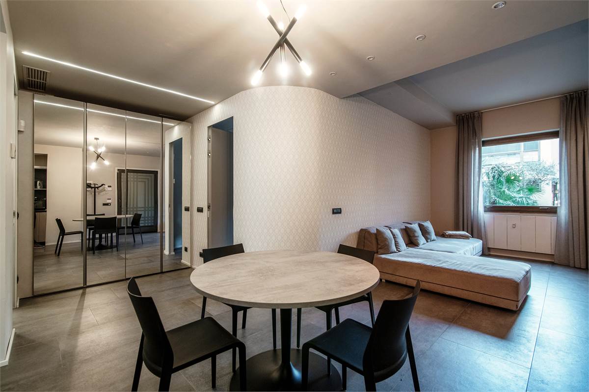 Elegante trilocale finemente ristrutturato ed arredato. 