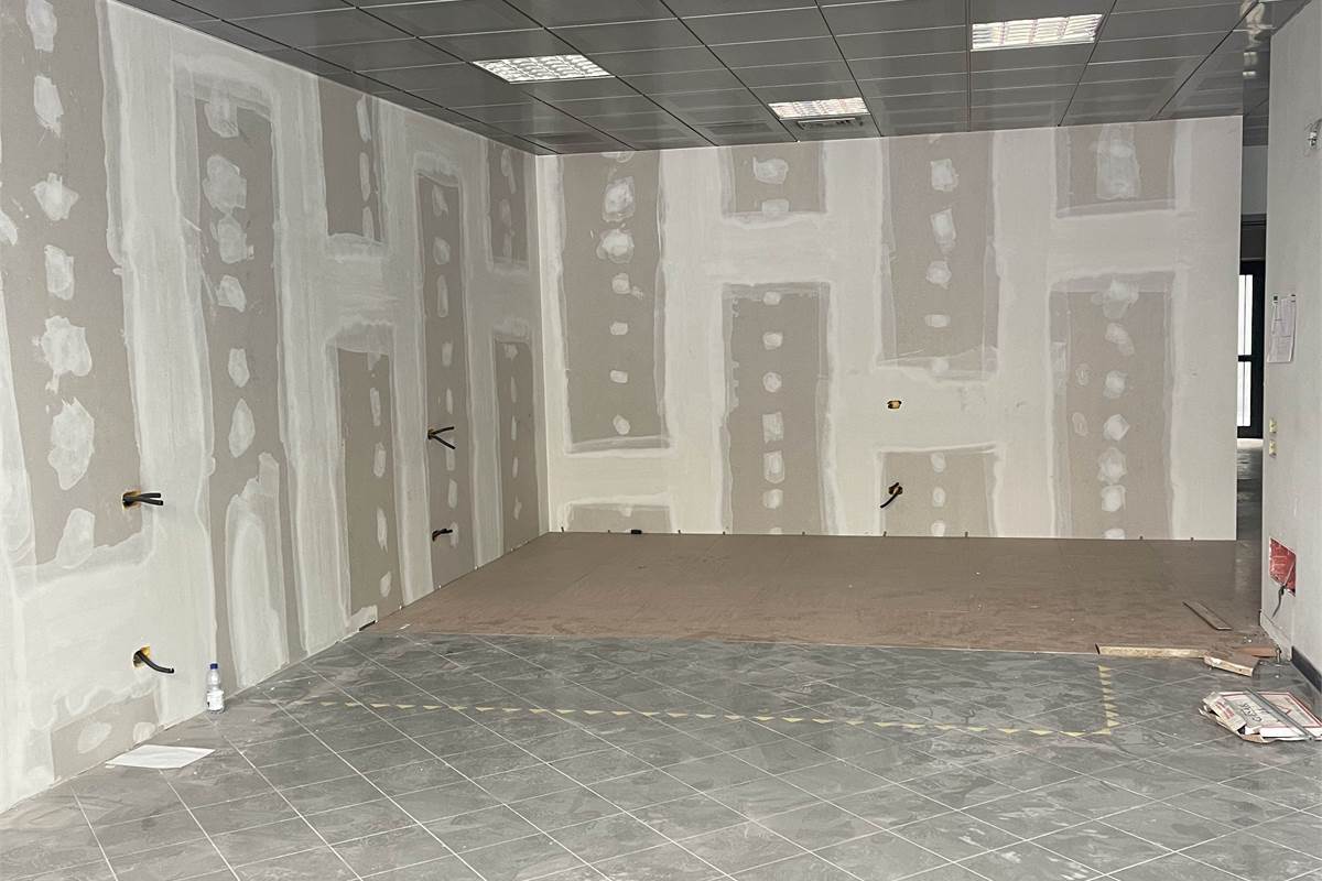 Fino Mornasco - negozio con vetrine blindate