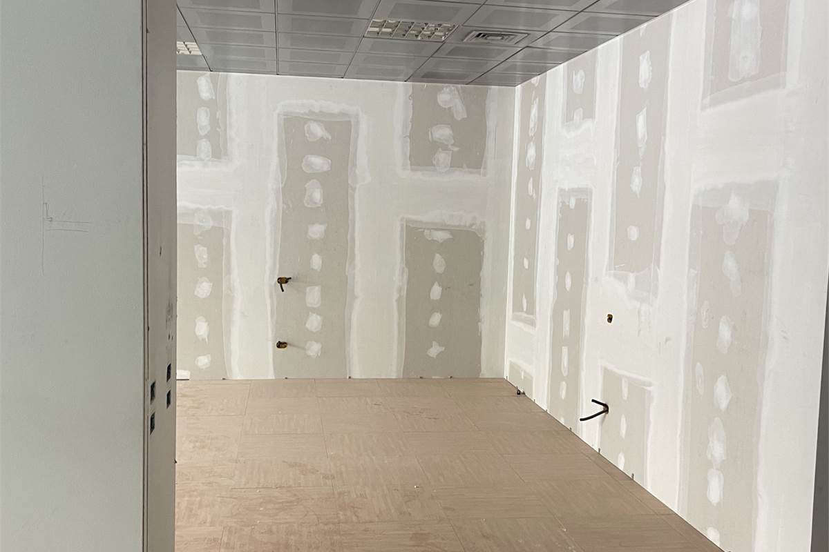 Fino Mornasco - negozio con vetrine blindate