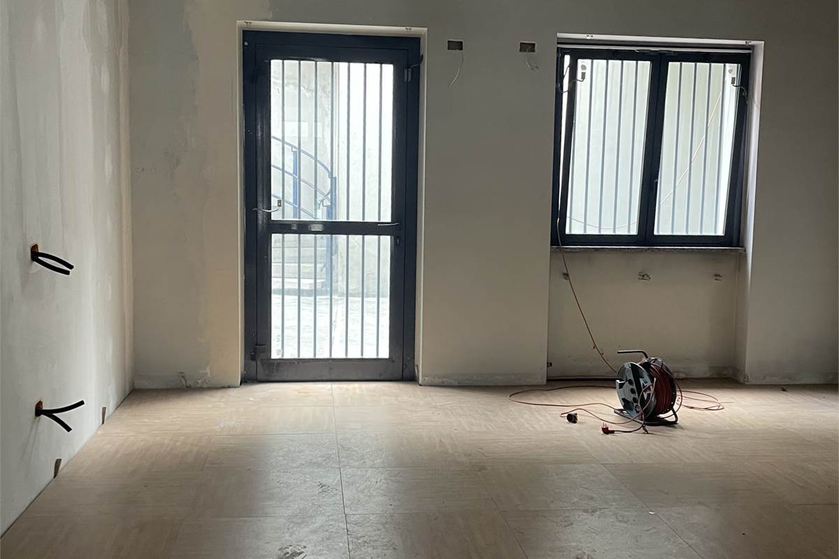 Fino Mornasco - negozio con vetrine blindate