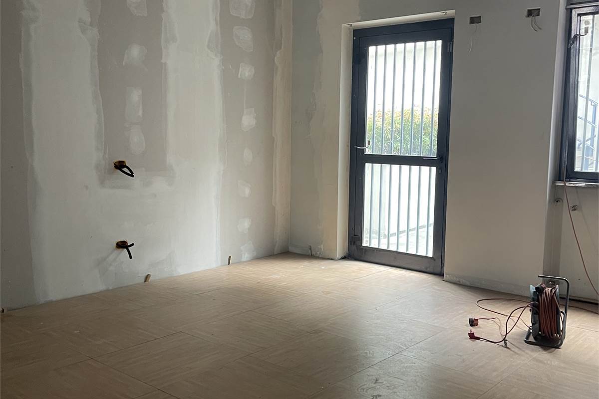 Fino Mornasco - negozio con vetrine blindate