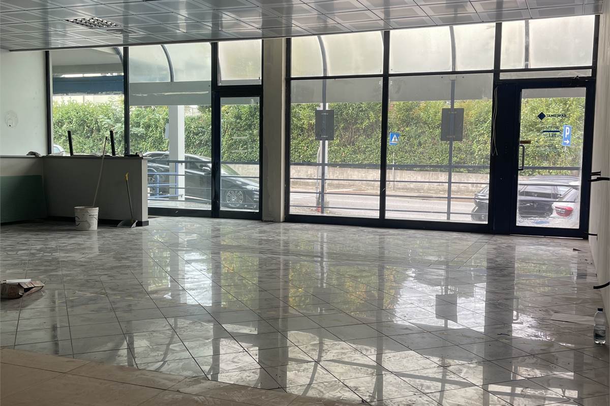 Fino Mornasco - negozio con vetrine blindate