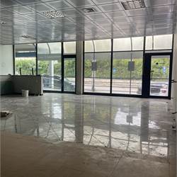 Fino Mornasco - negozio con vetrine blindate