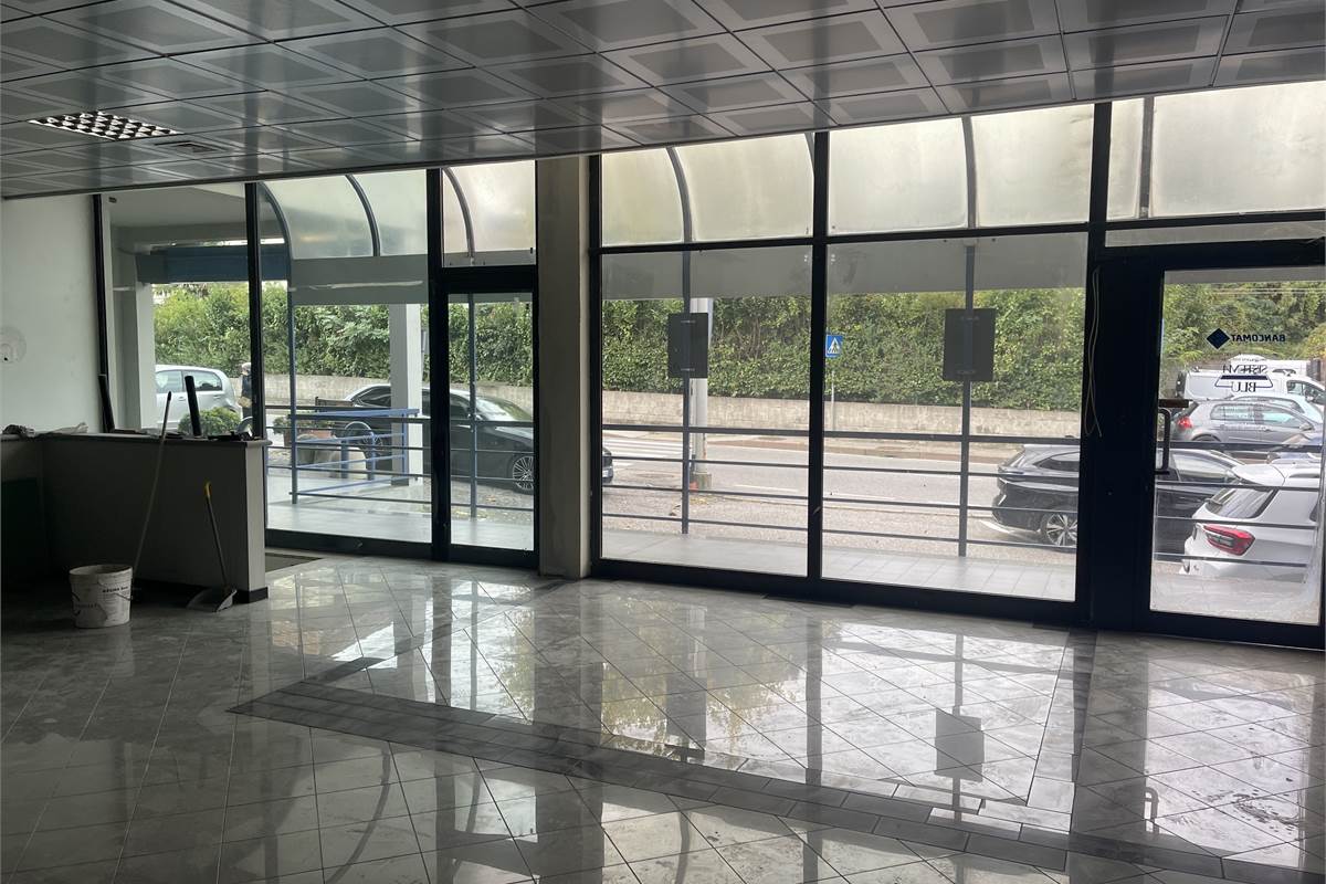 Fino Mornasco - negozio con vetrine blindate