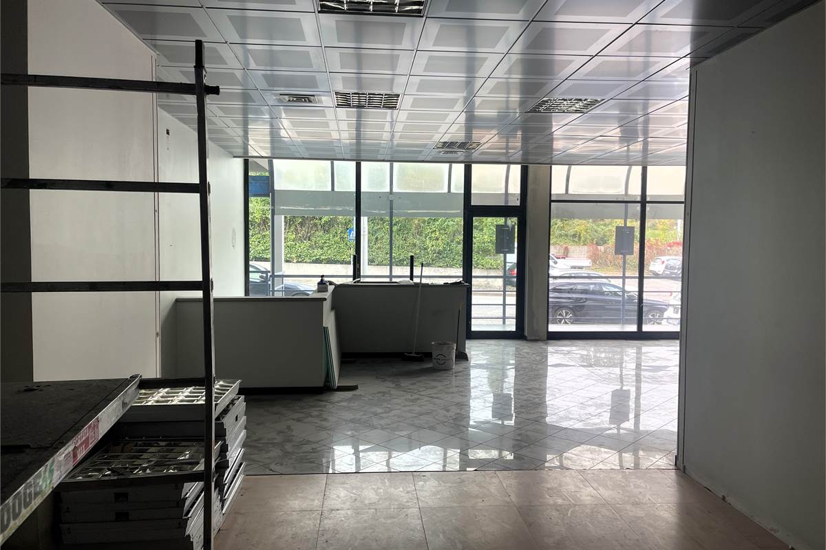 Fino Mornasco - negozio con vetrine blindate