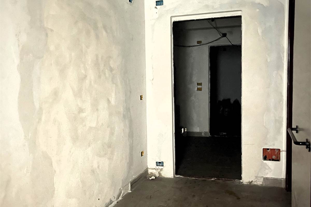 Fino Mornasco - negozio con vetrine blindate